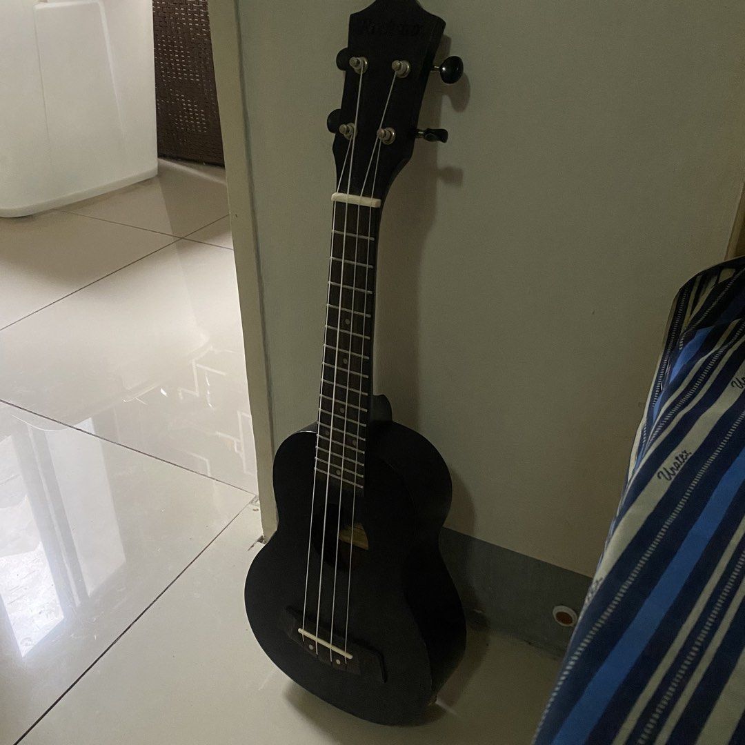 Ukelele (Category: Musical Instruments) located in Manila. Submitted by gian.fernandez (Listing ID 1462716118, Image 3). Description: No issues all strings working.
