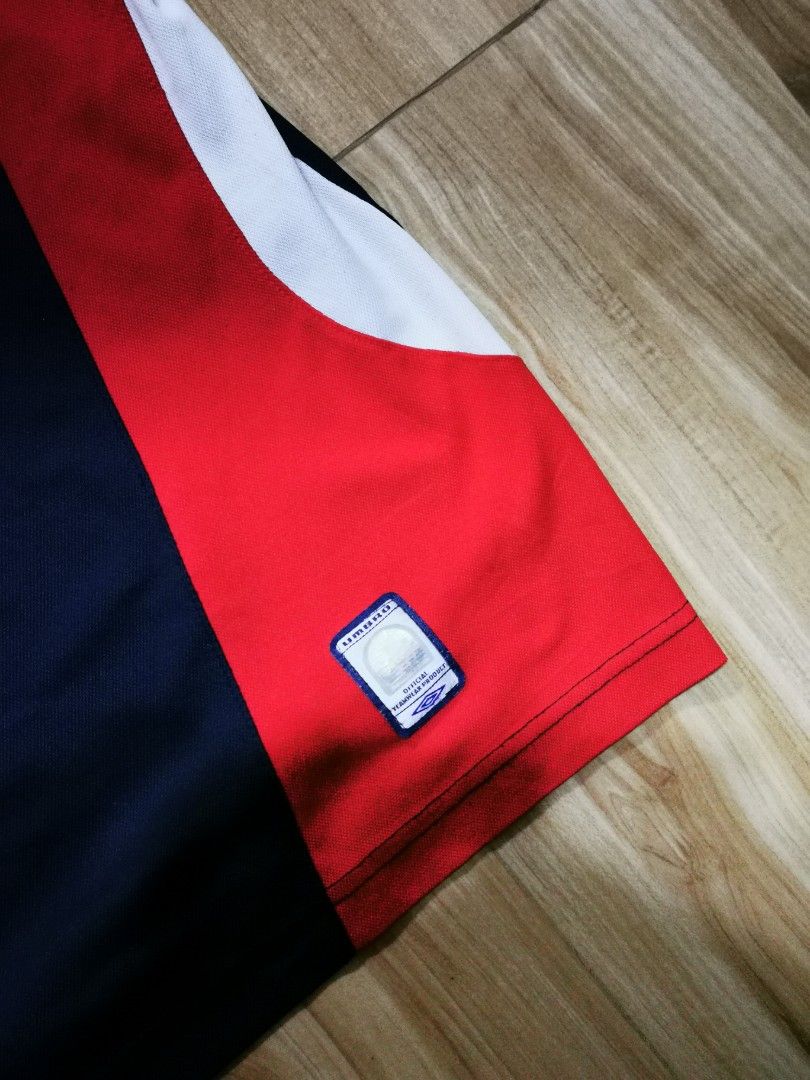 Umbro short-sleeve jersey (Category: Luxury Apparel) located in Angat. Submitted by kdthr1ft (Listing ID 1462800261, Image 3). Description: dimes: 21W 26.5L color rate: 10/10 issue: none❌.