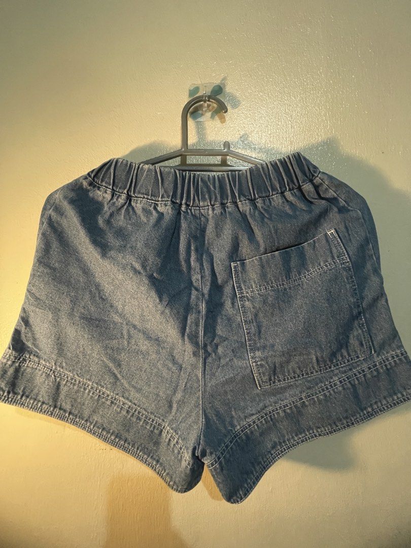Underson Registered Denim Shorts (Category: Shorts) located in Manila. Submitted by sammmm777 (Listing ID 1462787231, Image 2). Description: - Made of 100% cotton denim - Features an elastic waistband for comfort - Includes front pockets and a back pocket - Brand: Underson Registered (established 2019) - Ideal for casual everyday wear.