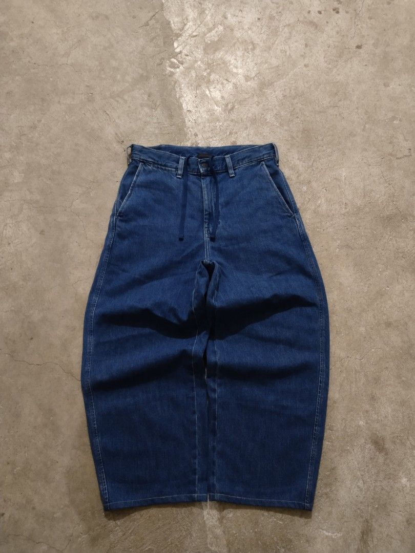 Uniqlo Baggy Jeans (Category: Announcements) located in Cebu City. Submitted by lesthrift (Listing ID 1462870152, Image 1). Description: Size S on tag Waist 32-33 Length 36.5 Hem 9.5.