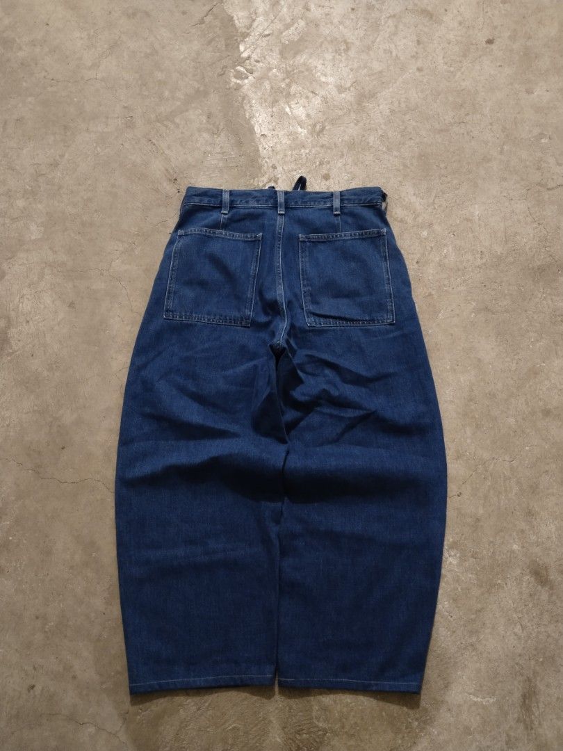 Uniqlo Baggy Jeans (Category: Announcements) located in Cebu City. Submitted by lesthrift (Listing ID 1462870152, Image 2). Description: Size S on tag Waist 32-33 Length 36.5 Hem 9.5.