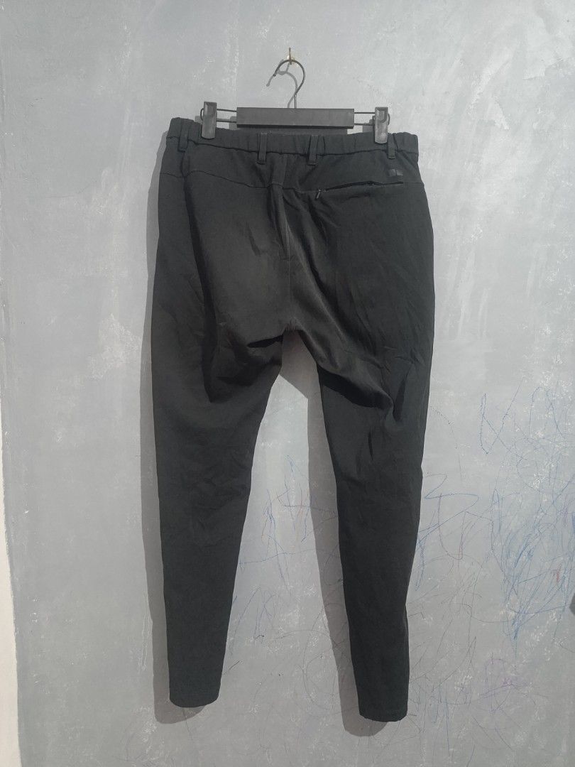 Uniqlo Black Smart Ankle Pants Size M (Category: Trousers) located in Iloilo. Submitted by wendxcz-thrift- (Listing ID 1462823129, Image 2). Description: - Uniqlo Black Smart Ankle Pants - Size: Medium (M) - Comfortable elastic waistband with drawstring - Convenient zippered back pocket - Versatile for everyday casual or smart casual outfits VISIBLE SIGN OF USAGE / NEED TO WASH MOP: GCASH/BPI + SF.