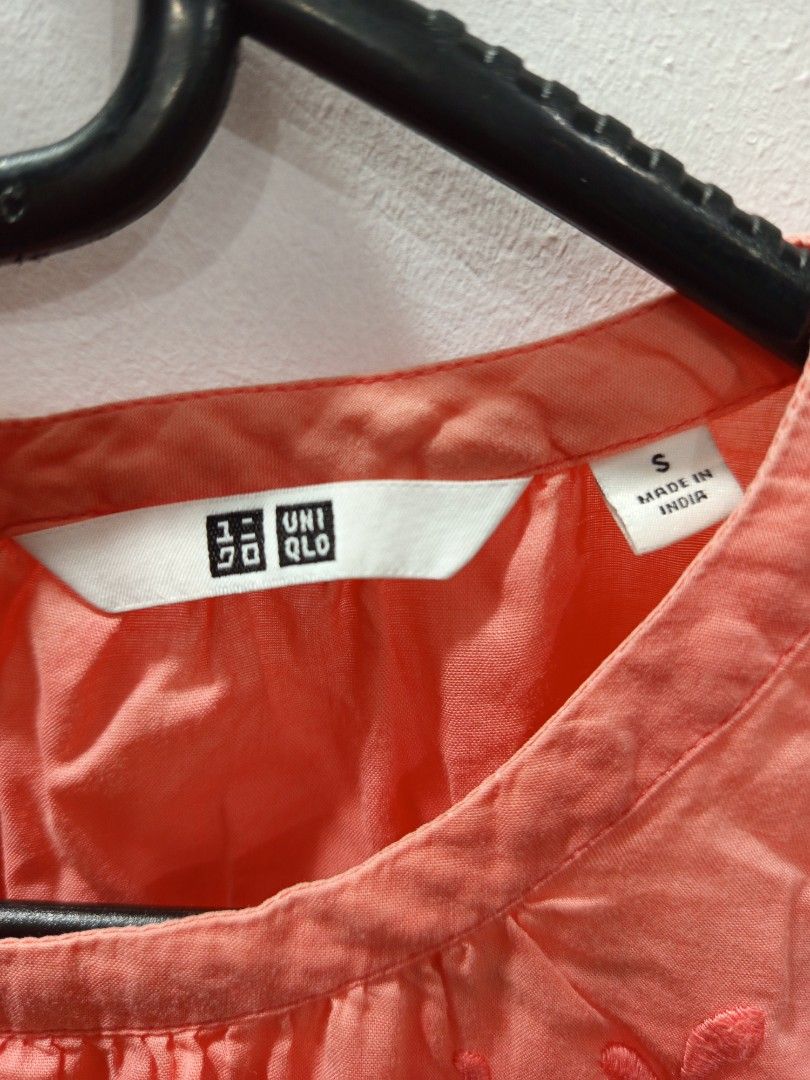 Uniqlo bouse (Category: Blouses) located in Cavite. Submitted by alliahscloset2.2 (Listing ID 1462756480, Image 2). Description: small on tag but fits to medium.