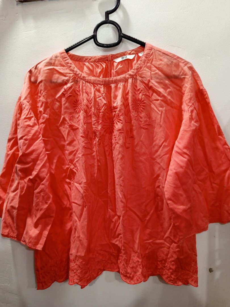 Uniqlo bouse (Category: Blouses) located in Cavite. Submitted by alliahscloset2.2 (Listing ID 1462756480, Image 1). Description: small on tag but fits to medium.