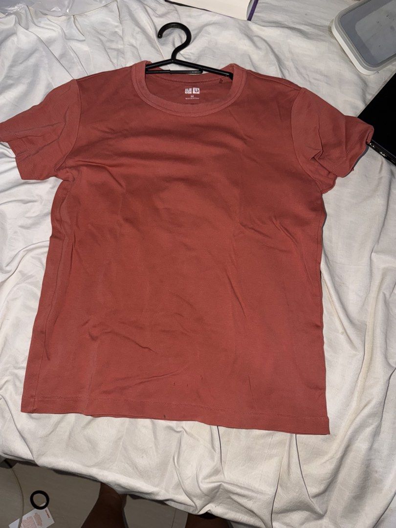 Uniqlo Crew Neck Shirt - M (Category: Shirts) located in Pasig City. Submitted by jjasminieee_9 (Listing ID 1462864011, Image 1). Description: .