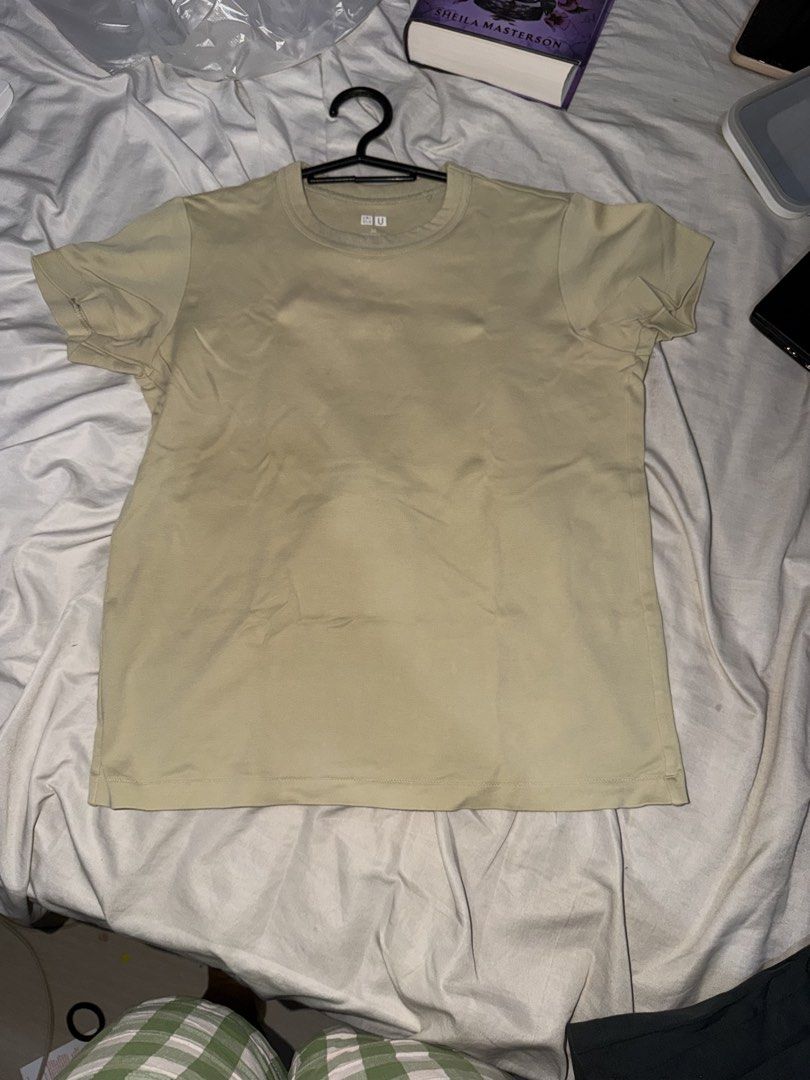 Uniqlo Crew Neck Shirt - M (Category: Shirts) located in Pasig City. Submitted by jjasminieee_9 (Listing ID 1462864221, Image 1). Description: .