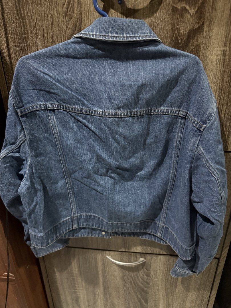 Uniqlo Denim Jacket (Category: Coats, Jackets and Outerwear) located in Quezon City. Submitted by whitelabel17 (Listing ID 1462837249, Image 3). Description: .