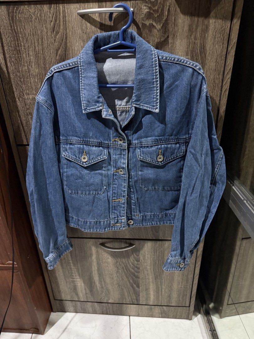 Uniqlo Denim Jacket (Category: Coats, Jackets and Outerwear) located in Quezon City. Submitted by whitelabel17 (Listing ID 1462837249, Image 1). Description: .