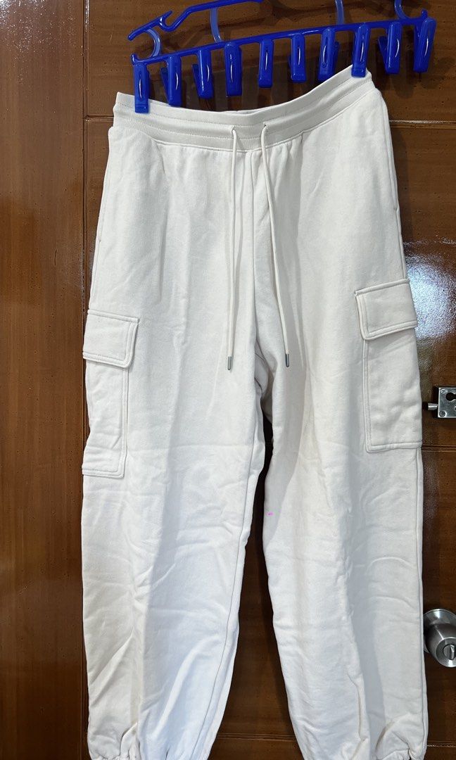 Uniqlo draw string jogging pants (Category: Activewear) located in Cavite. Submitted by chocolat.meilleure (Listing ID 1462723499, Image 1). Description: Uniqlo cream jogging pants With minor flaw.
