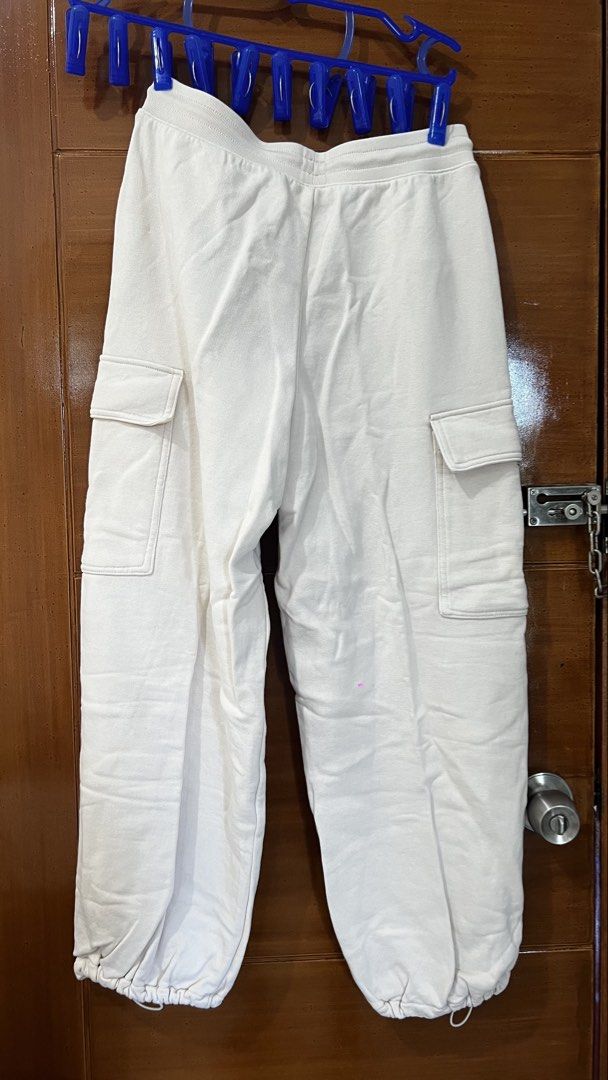 Uniqlo draw string jogging pants (Category: Activewear) located in Cavite. Submitted by chocolat.meilleure (Listing ID 1462723499, Image 3). Description: Uniqlo cream jogging pants With minor flaw.