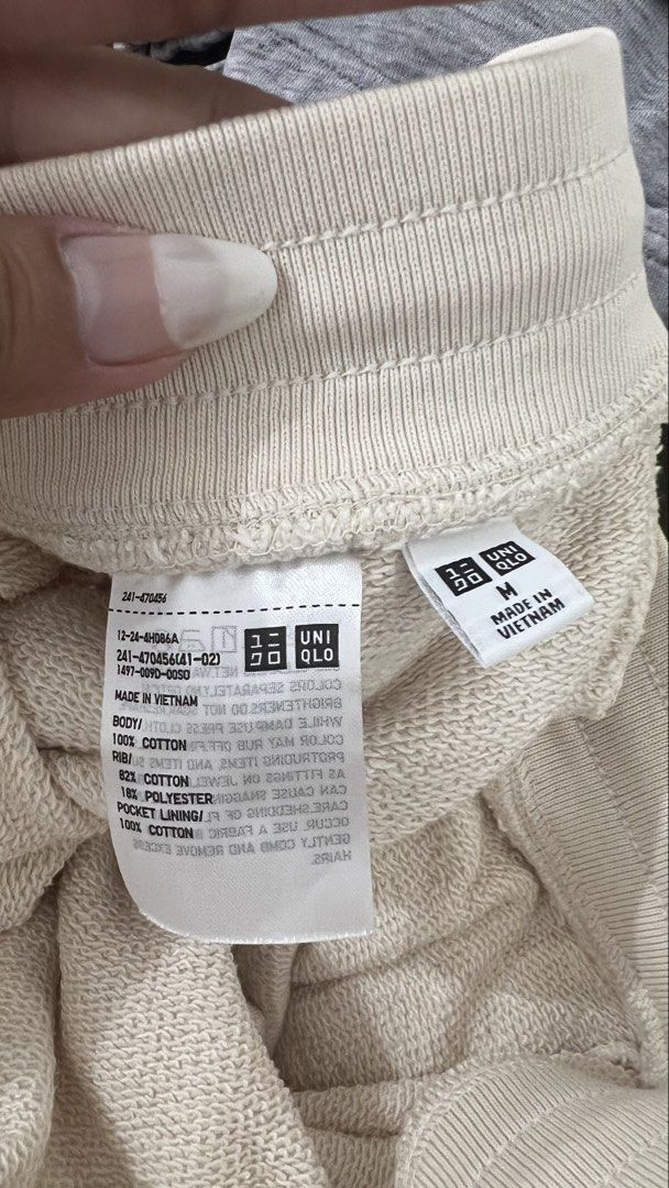 Uniqlo draw string jogging pants (Category: Activewear) located in Cavite. Submitted by chocolat.meilleure (Listing ID 1462723499, Image 2). Description: Uniqlo cream jogging pants With minor flaw.