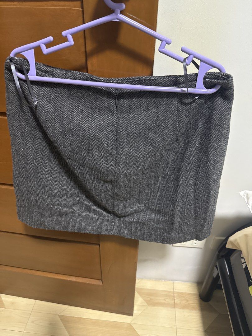 Uniqlo Grey Herringbone Wool Blend Mini Skirt (Category: Skirts) located in Manila. Submitted by zealbear_602543 (Listing ID 1462838178, Image 2). Description: - Uniqlo Grey Mini Skirt - Classic herringbone pattern - Warm wool blend fabric - Size: Waist 70cm, Hip 97cm - Versatile for casual or work outfits - Please check photos for condition details.