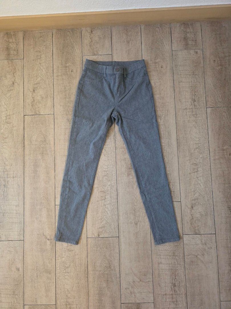 Uniqlo Heattech Jeggings (Category: Other Bottoms) located in Quezon City. Submitted by preloved_by_mariekondo (Listing ID 1462757448, Image 1). Description: Women's HEATTECH Ultra Stretch High-Rise Leggings Pants from UNIQLO. Featuring a heathered gray knit texture, this style functions as a sleek pair of jeggings. The interior is lined with UNIQLO's signature bio-warming HEATTECH technology, designed to absorb body moisture and convert it into 