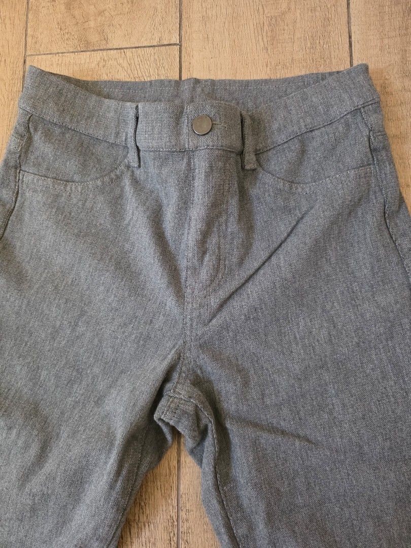 Uniqlo Heattech Jeggings (Category: Other Bottoms) located in Quezon City. Submitted by preloved_by_mariekondo (Listing ID 1462757448, Image 2). Description: Women's HEATTECH Ultra Stretch High-Rise Leggings Pants from UNIQLO. Featuring a heathered gray knit texture, this style functions as a sleek pair of jeggings. The interior is lined with UNIQLO's signature bio-warming HEATTECH technology, designed to absorb body moisture and convert it into 