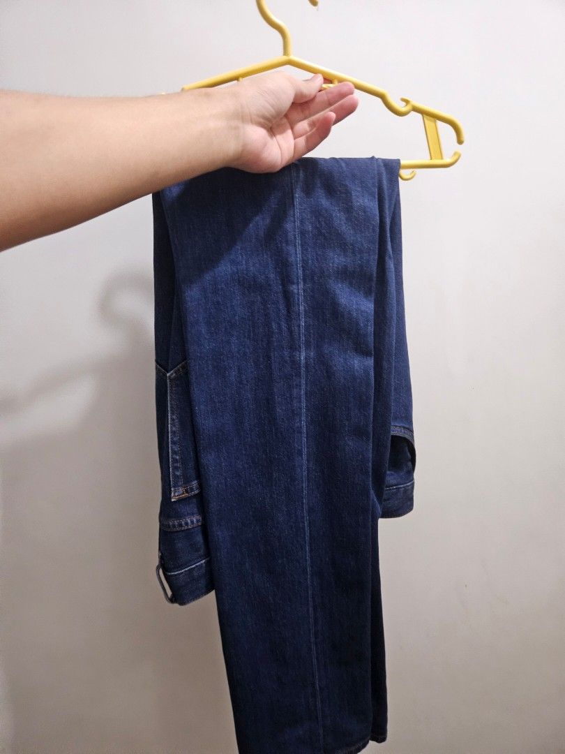Uniqlo Jeans (Category: Jeans) located in Quezon City. Submitted by fluffymoose0424 (Listing ID 1462845221, Image 1). Description: - Brand: Uniqlo - Type: Jeans - Size: 28 (70cm) - Material: 99% Cotton, 1% Spandex - Color: Dark Wash - Condition: Excellent (Layered Condition 4) - Origin: Made in Vietnam - Features: Comfortable stretch, classic design - Meetup locations available in Quezon City.
