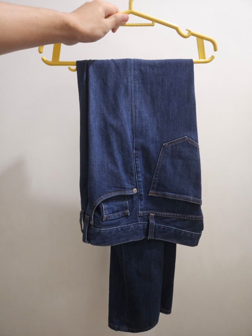 Uniqlo Jeans (Category: Jeans) located in Quezon City. Submitted by fluffymoose0424 (Listing ID 1462845221, Image 2). Description: - Brand: Uniqlo - Type: Jeans - Size: 28 (70cm) - Material: 99% Cotton, 1% Spandex - Color: Dark Wash - Condition: Excellent (Layered Condition 4) - Origin: Made in Vietnam - Features: Comfortable stretch, classic design - Meetup locations available in Quezon City.