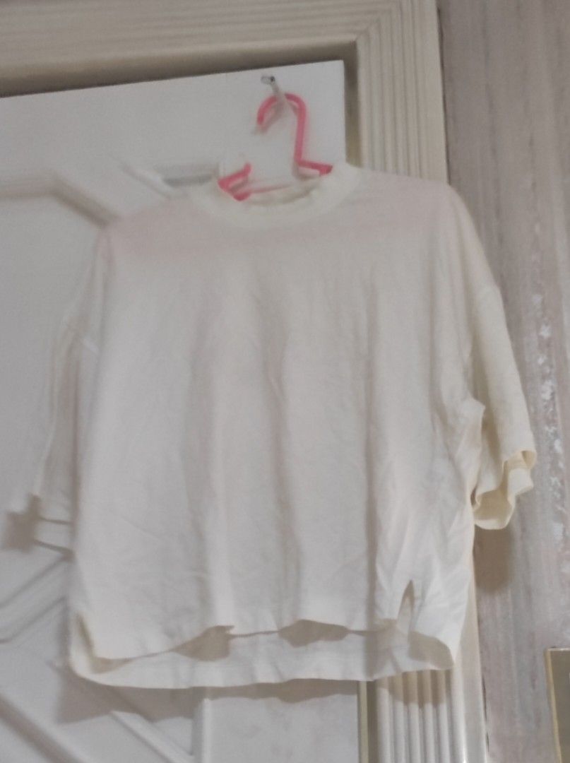 Uniqlo oversized white shirt (Category: Others Tops) located in Bocaue. Submitted by jessdcluters (Listing ID 1462824265, Image 2). Description: .