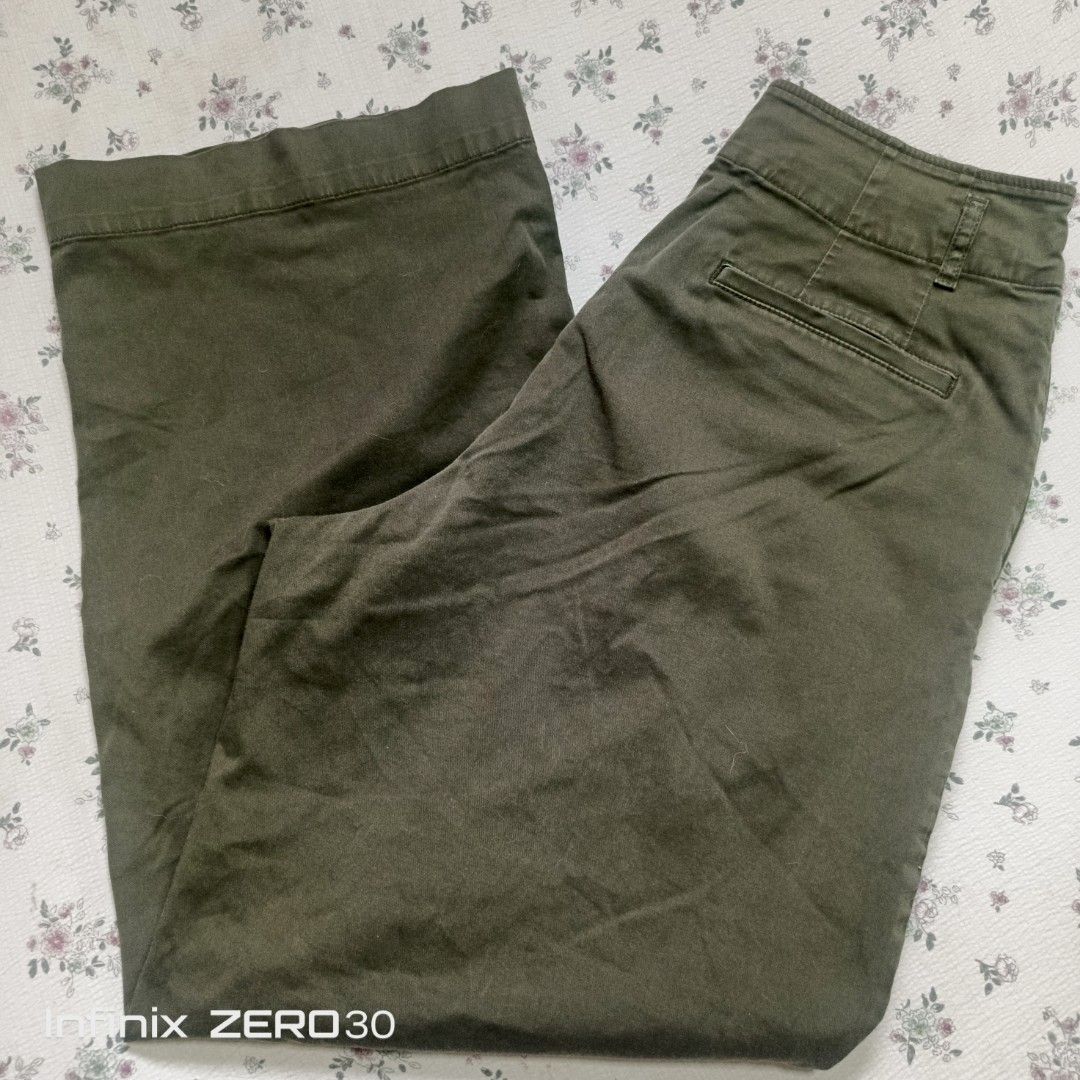 UNIQLO PLEATED WIDELEG 32 (Category: Other Bottoms) located in Quezon City. Submitted by ahyazheabea (Listing ID 1462836377, Image 2). Description: .