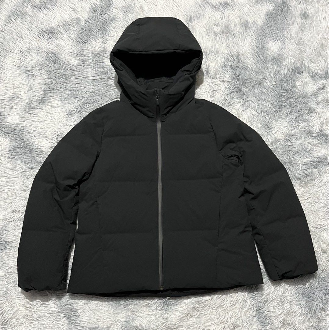 Uniqlo Seamless Down Puffer Jacket (Category: Coats, Jackets and Outerwear) located in Sasmuan (Sexmoan). Submitted by winterclothes.ph (Listing ID 1462685452, Image 1). Description: Uniqlo Seamless Down Puffer Jacket M on tag Women’s code Width 21 Length 24 Excellent Condition.