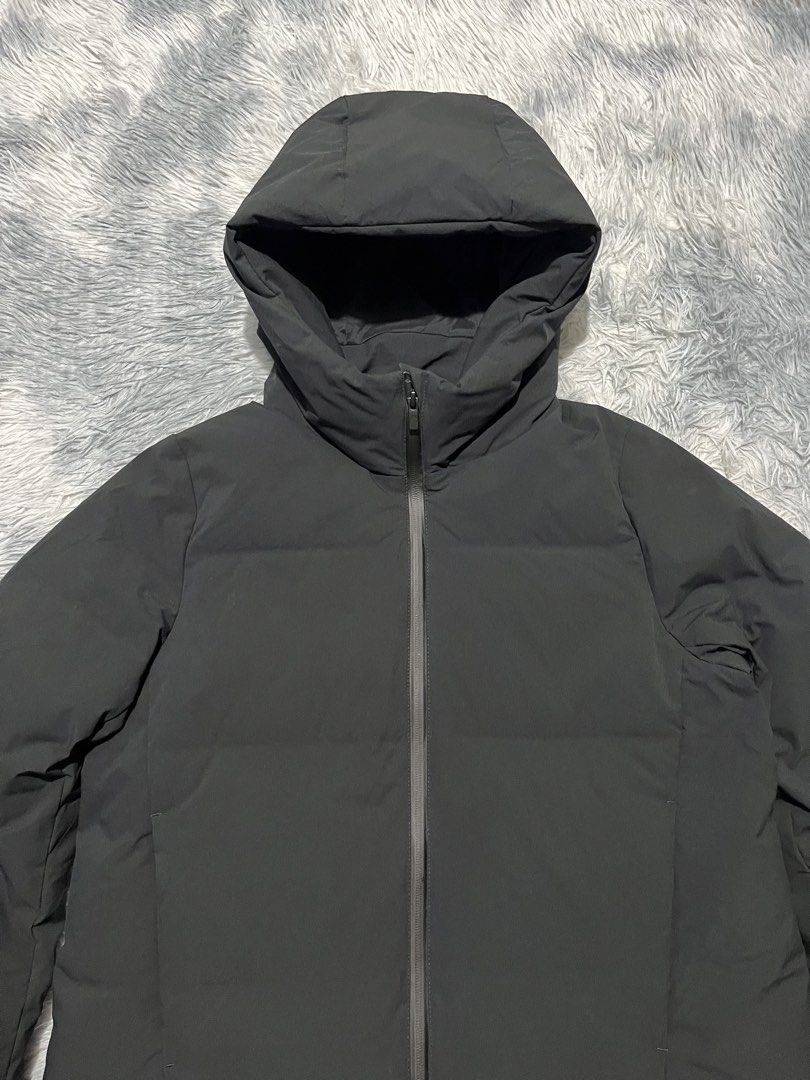 Uniqlo Seamless Down Puffer Jacket (Category: Coats, Jackets and Outerwear) located in Sasmuan (Sexmoan). Submitted by winterclothes.ph (Listing ID 1462685452, Image 2). Description: Uniqlo Seamless Down Puffer Jacket M on tag Women’s code Width 21 Length 24 Excellent Condition.