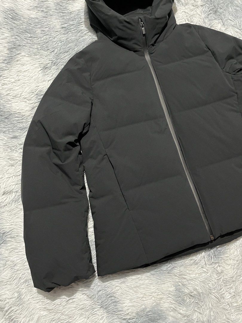 Uniqlo Seamless Down Puffer Jacket (Category: Coats, Jackets and Outerwear) located in Sasmuan (Sexmoan). Submitted by winterclothes.ph (Listing ID 1462685452, Image 3). Description: Uniqlo Seamless Down Puffer Jacket M on tag Women’s code Width 21 Length 24 Excellent Condition.