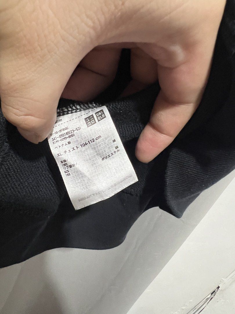 Uniqlo sweater (Category: Hoodies) located in Manila. Submitted by ricbuyandsell (Listing ID 1462838473, Image 3). Description: .