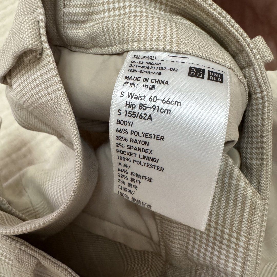 Uniqlo Trouser Shorts (Category: Shorts) located in Quezon City. Submitted by wanderingpenguin (Listing ID 1462793887, Image 3). Description: Selling also gray version No when worn unless posted No measurements unless posted Apologies for the wrinkles & uneven lighting :).