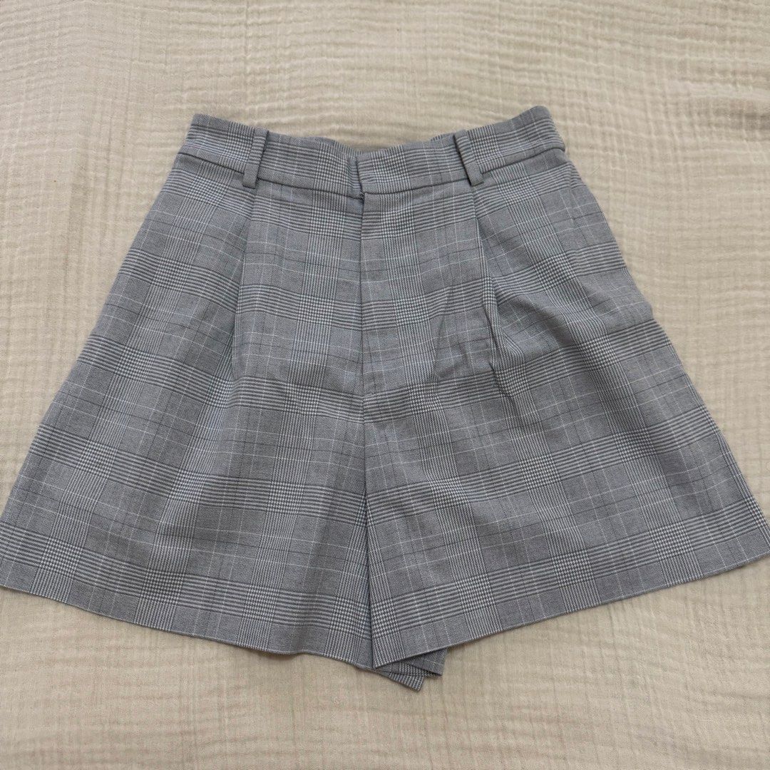 Uniqlo Trouser Shorts (Category: Shorts) located in Quezon City. Submitted by wanderingpenguin (Listing ID 1462794196, Image 1). Description: Selling also beige/nude version No when worn unless posted No measurements unless posted Apologies for the wrinkles & uneven lighting :).