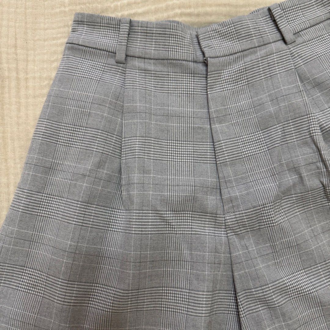 Uniqlo Trouser Shorts (Category: Shorts) located in Quezon City. Submitted by wanderingpenguin (Listing ID 1462794196, Image 2). Description: Selling also beige/nude version No when worn unless posted No measurements unless posted Apologies for the wrinkles & uneven lighting :).