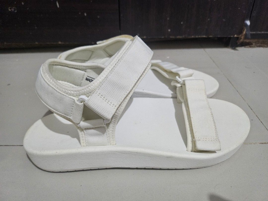 Uniqlo U White EVA Strap Sandals (Category: Slippers & Slides) located in Malabon City. Submitted by concepcionraymond1990 (Listing ID 1462740350, Image 3). Description: - Uniqlo U Sandals in White - High cushioning EVA material for comfort - Adjustable velcro strap closure - Versatile for everyday wear - Ideal for summer -US 9 - US 10 -Pickup Longos Malabon -P399 nalang bnew po yan never nasuot naaalikabukan lang sa bodega..