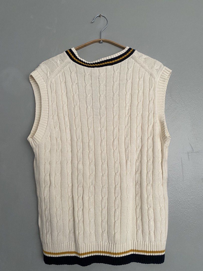 UNIQLO VEST (Category: Vests) located in Manila. Submitted by heartandhanger (Listing ID 1462872253, Image 2). Description: What i like with this one is the color harmony of the lining. Im selling it because its too big for me. Size was Medium..