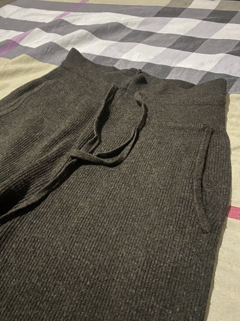 Uniqlo Washable Knit Ribbed Pants (Category: Other Bottoms) located in Banna (Espiritu). Submitted by zhylll (Listing ID 1386733778, Image 3). Description: Negotiable.