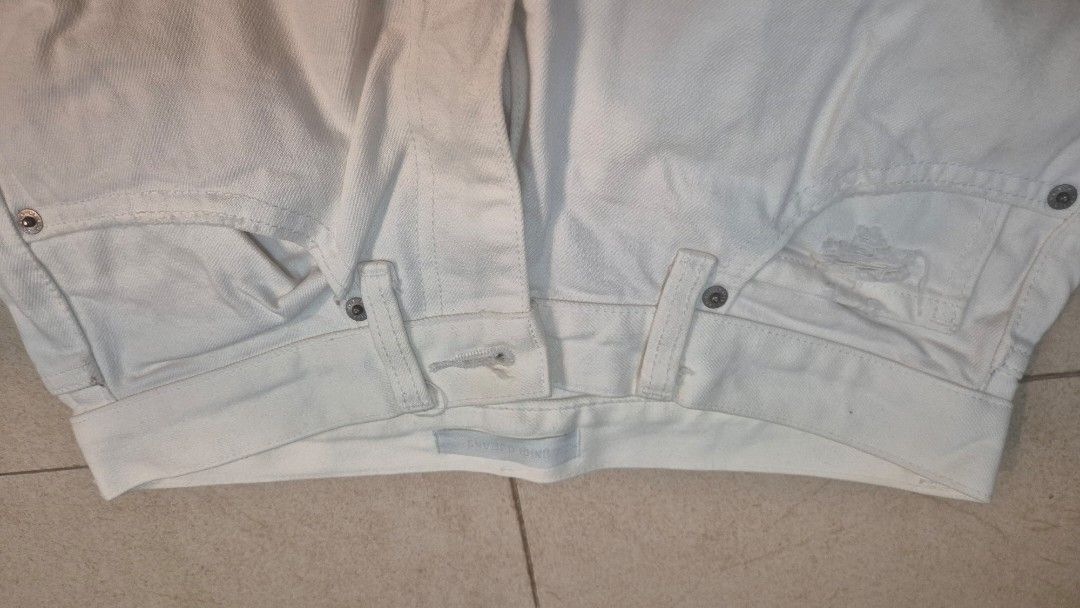 Uniqlo White Denim Jeans (Category: Jeans) located in Manila. Submitted by abianne (Listing ID 1462875777, Image 2). Description: - Uniqlo White Denim Jeans - Straight Leg Cut - Size: 24 (61cm) - Material: Cotton - Features: Minor distressing on front pocket - Origin: Made in China.