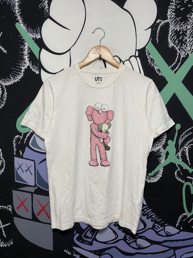 UNIQLO X KAWS🤍 (Category: Tshirts & Polo Shirts ) located in Tabaco. Submitted by goodyshit.9 (Listing ID 1462817671, Image 1). Description: UNIQLO X KAWS🤍 EXCELLENT CONDITION✅ COLOR RATE 9.8/10 NO ISSUE📌 20/27 .