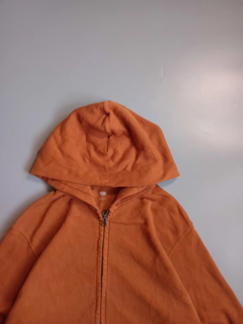 uniqlo zip up hoodie (Category: Hoodies) located in San Isidro. Submitted by lagloots (Listing ID 1462884465, Image 2). Description: uniqlo zip up hoodie terracotta colorway fits small DIMES (IN INCHES) LENGTH: 25 / WIDTH: 21 CONDITION: 9/10 [] COLOR RATE: 9/10 ISSUE: small scratch, no drawstrings.