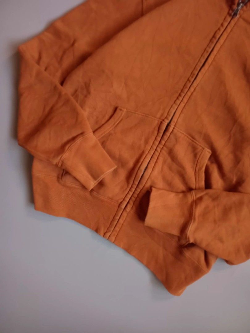 uniqlo zip up hoodie (Category: Hoodies) located in San Isidro. Submitted by lagloots (Listing ID 1462884465, Image 3). Description: uniqlo zip up hoodie terracotta colorway fits small DIMES (IN INCHES) LENGTH: 25 / WIDTH: 21 CONDITION: 9/10 [] COLOR RATE: 9/10 ISSUE: small scratch, no drawstrings.