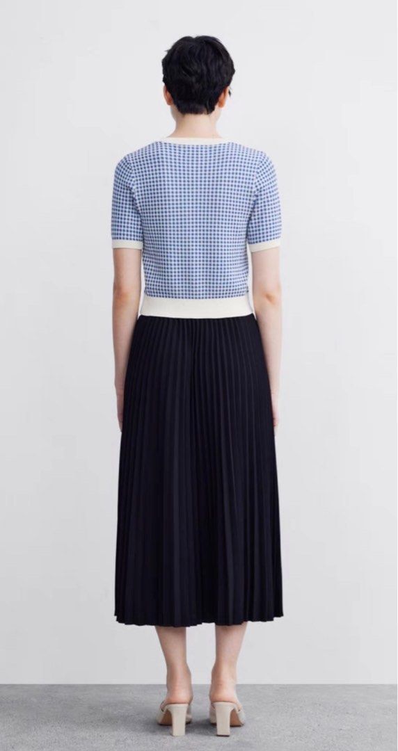 Urban Revivo Top (Category: Blouses) located in Quezon City. Submitted by wanderingpenguin (Listing ID 1462782261, Image 3). Description: Has tiny dark spots in right pocket No when worn unless posted No measurements unless posted Apologies for the wrinkles & uneven lighting :).