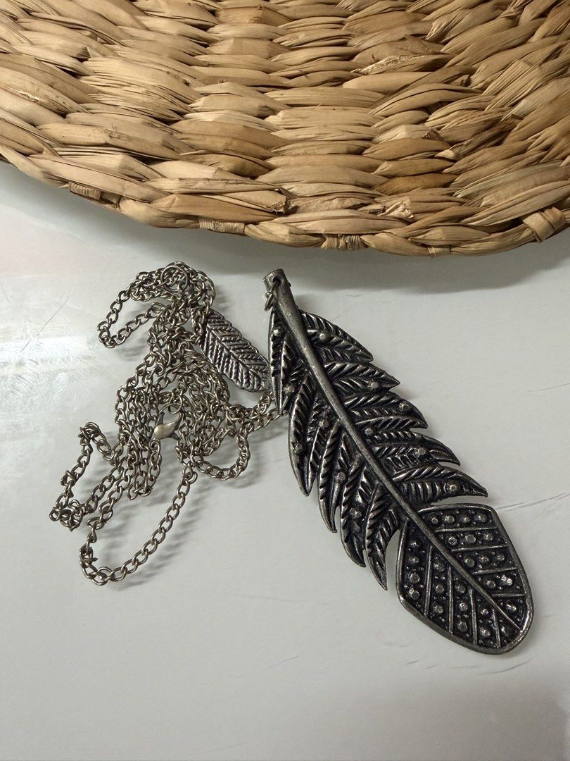USA metal feather necklace (Category: Necklaces) located in Manila. Submitted by thebookclubz (Listing ID 1462848886, Image 1). Description: .