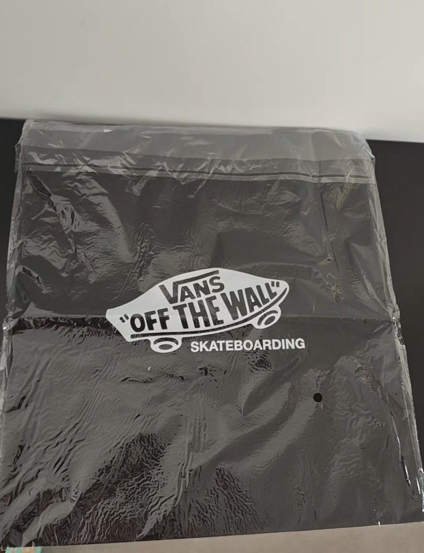 Vans 帆布袋 全新正品 （分類：手袋及銀包）位於 Hong Kong。 由 happywolf_d19ea0 提交（商品編號 1462882831，圖片 3）。簡介： Vans 黑色帆布袋，有埋經典格仔邊。袋面大大個 Vans Logo，好有型。袋入面仲有細節位，睇圖就知。買衫襯衫一流，或者用嚟裝吓嘢都得。35*40cm。