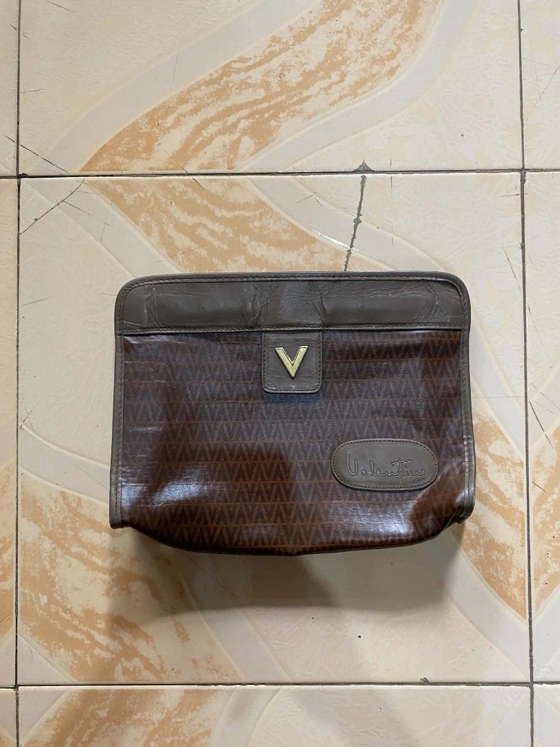 VELENTINO POUCH (Category: Luxury Bags & Wallets) located in Manila. Submitted by aize2thrft (Listing ID 1462732349, Image 1). Description: VELENTINO POUCH LIKE NEW CONDITION LEATHER MATERIAL NO ISSUE.