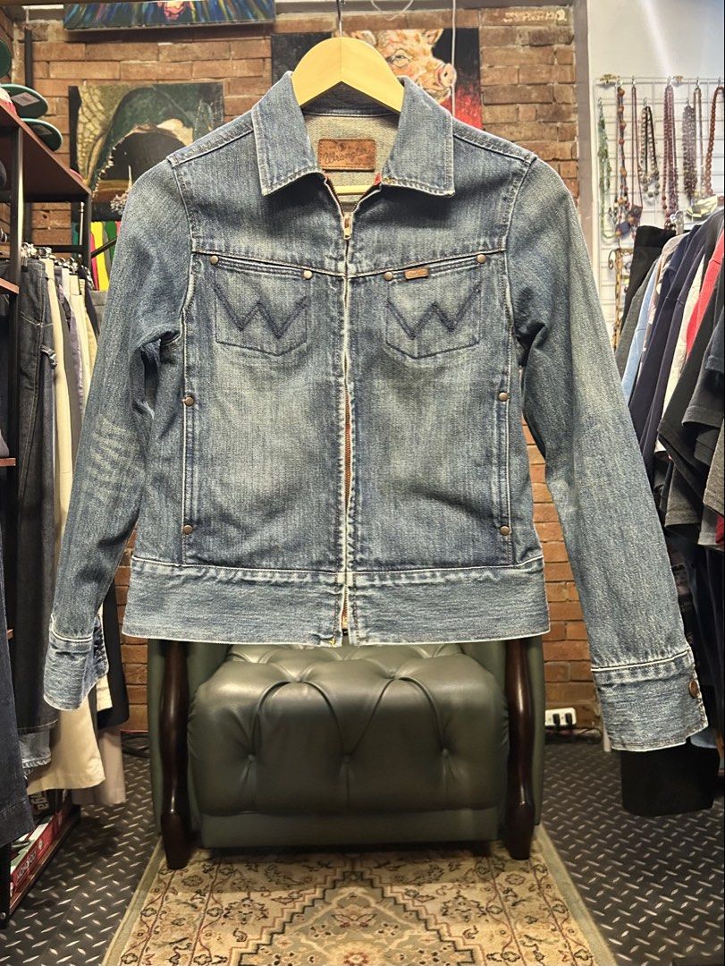 Vintage 2002 Wrangler Blue Bell Front-zip Denim Jacket (Category: Coats, Jackets and Outerwear) located in Quezon City. Submitted by pricetakedown (Listing ID 1462825954, Image 1). Description: Excellent condition | Size: S Php1,199 Measurements (inches) Armpit to armpit: 17 Shoulders: 15 Sleeves: 22.5 Length: 21 📥 DM for inquiries 🫶🏻 Manage your expectations. Check photos and details thoroughly ✨ Items have been washed and sanitized 💡Actual 