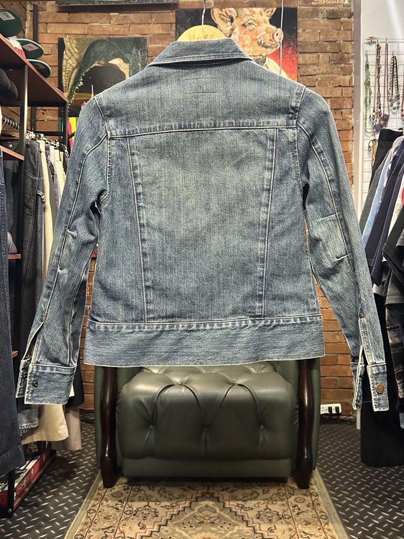 Vintage 2002 Wrangler Blue Bell Front-zip Denim Jacket (Category: Coats, Jackets and Outerwear) located in Quezon City. Submitted by pricetakedown (Listing ID 1462825954, Image 2). Description: Excellent condition | Size: S Php1,199 Measurements (inches) Armpit to armpit: 17 Shoulders: 15 Sleeves: 22.5 Length: 21 📥 DM for inquiries 🫶🏻 Manage your expectations. Check photos and details thoroughly ✨ Items have been washed and sanitized 💡Actual 