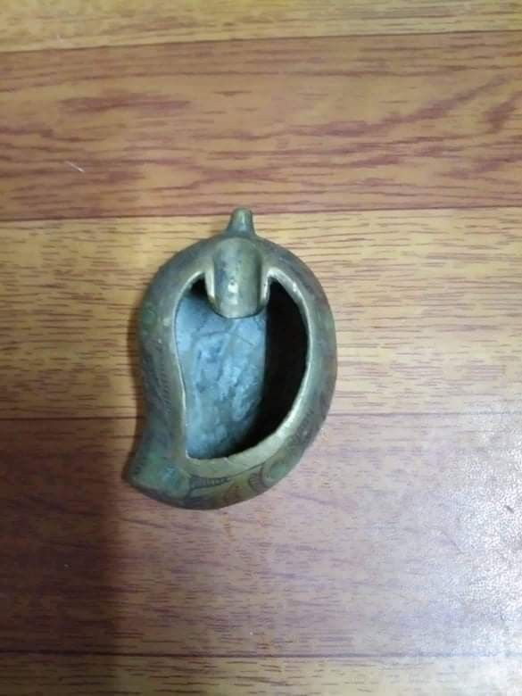 Vintage Brass Ashtray with Engraved Pattern (Category: Vintage Collectibles) located in Caloocan City. Submitted by jeicee858582831 (Listing ID 1462858067, Image 1). Description: - Unique mango-shaped brass ashtray - Features engraved patterns on the sides - Perfect for collectors or as a decorative piece - Adds a vintage touch to any space.