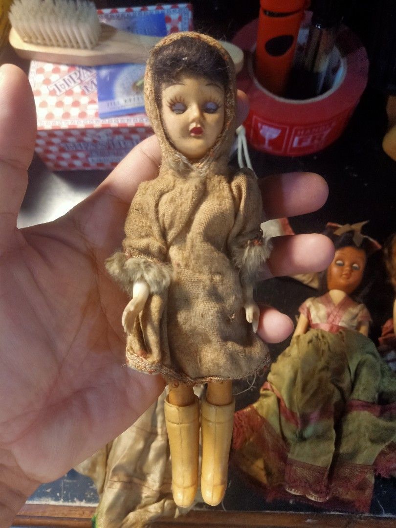 VINTAGE DOLLS (Category: Vintage Collectibles) located in Caloocan City. Submitted by ryanpaulpalomado12 (Listing ID 1462818858, Image 3). Description: +FOR SALE+ COLLECTIBLES VINTAGE DOLLS 6PCS FOR P1,000 TAKE ALL LOCATION : BAGONG BARRIO . CALOOCAN SOUTH📌.
