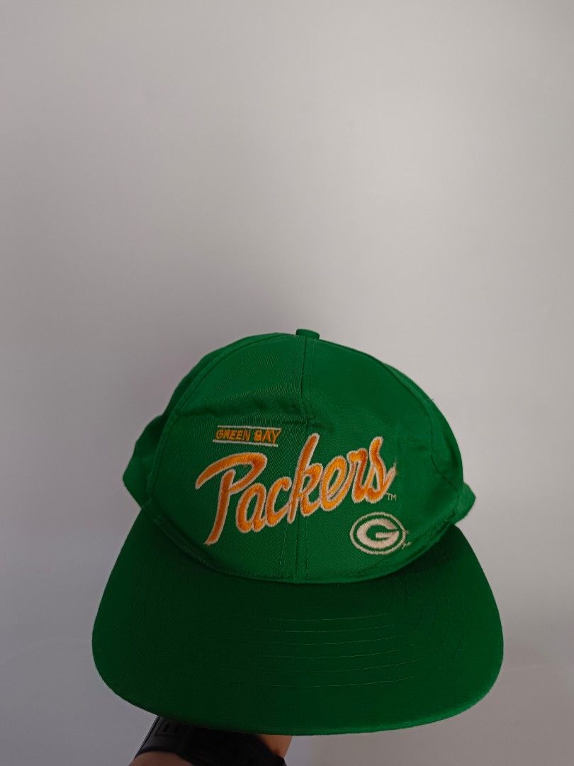 Vintage Green Bay Packers (Category: Caps & Hats) located in Tacloban City. Submitted by agnescthrifted98 (Listing ID 1462779470, Image 1). Description: no issue.