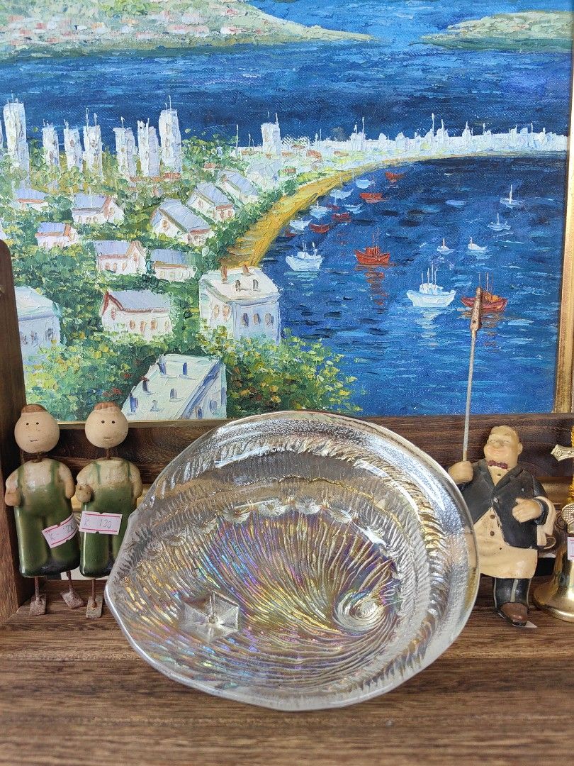 vintage iridescent glass abalone shell bowl (Category: Dinnerware & Cutlery) located in Calamba. Submitted by princesspauliney. (Listing ID 1462731412, Image 1). Description: Shell shaped glass vessel aurora✨ Available 3pcs 1pc 450 2pcs 400 3pcs 350 used as coastal-themed fruit bowls, serving platters, or decorative trinket dishes. Calamba laguna Jnt direct courier.