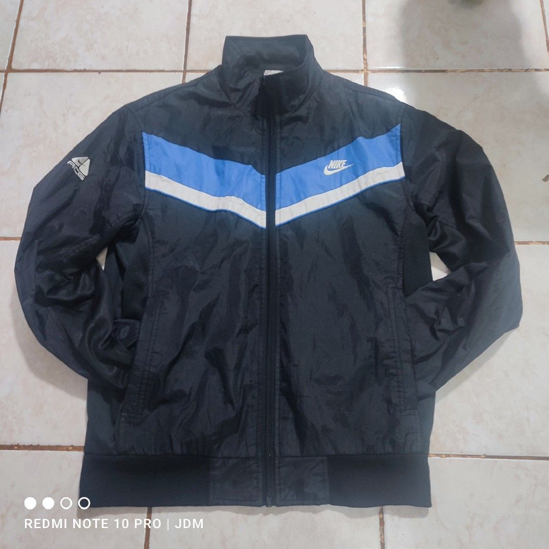 Vintage Nike ACG Jacket (Category: Coats, Jackets and Outerwear) located in Antipolo. Submitted by klashnikov (Listing ID 1462810310, Image 1). Description: Selling a Vintage Nike ACG Jacket in very good condition,Embroided Swoosh and ACG logo Size:Large Dimes:20x25.5 Tags:Complete Condition:Very good Honest issue:used/see last picture d naman halata kasi black Payment option:Bank transfer,gcash,cash ₱1000 only nego Pwede videocall for legitimacy