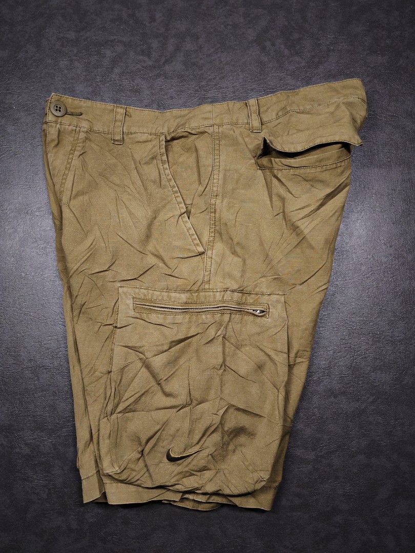 Vintage Nike Cargo Shorts (Category: Shorts) located in Kalibo. Submitted by relivethearchives (Listing ID 1462706387, Image 3). Description: Vintage Nike Cargo Shorts in Excellent Condition Size 30 on Tag DIMES Waist: 30-32 Length: 20 Hems: 10 📍 Need Wash.