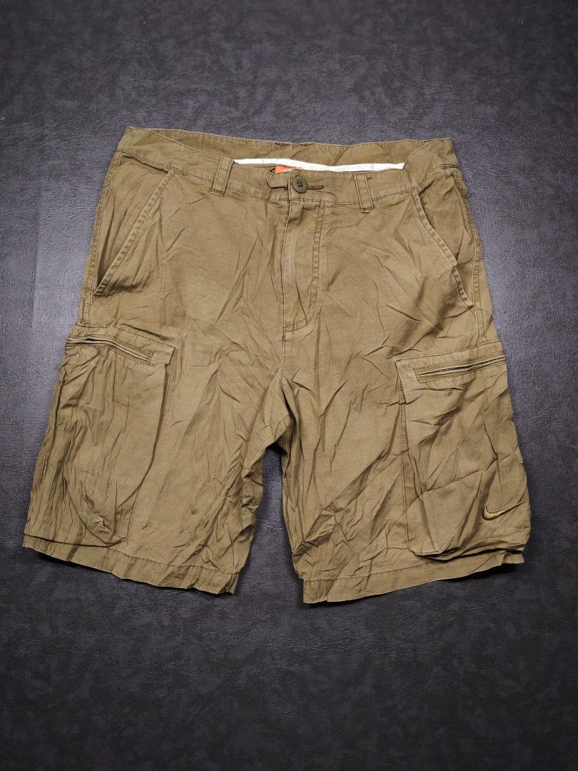 Vintage Nike Cargo Shorts (Category: Shorts) located in Kalibo. Submitted by relivethearchives (Listing ID 1462706387, Image 1). Description: Vintage Nike Cargo Shorts in Excellent Condition Size 30 on Tag DIMES Waist: 30-32 Length: 20 Hems: 10 📍 Need Wash.
