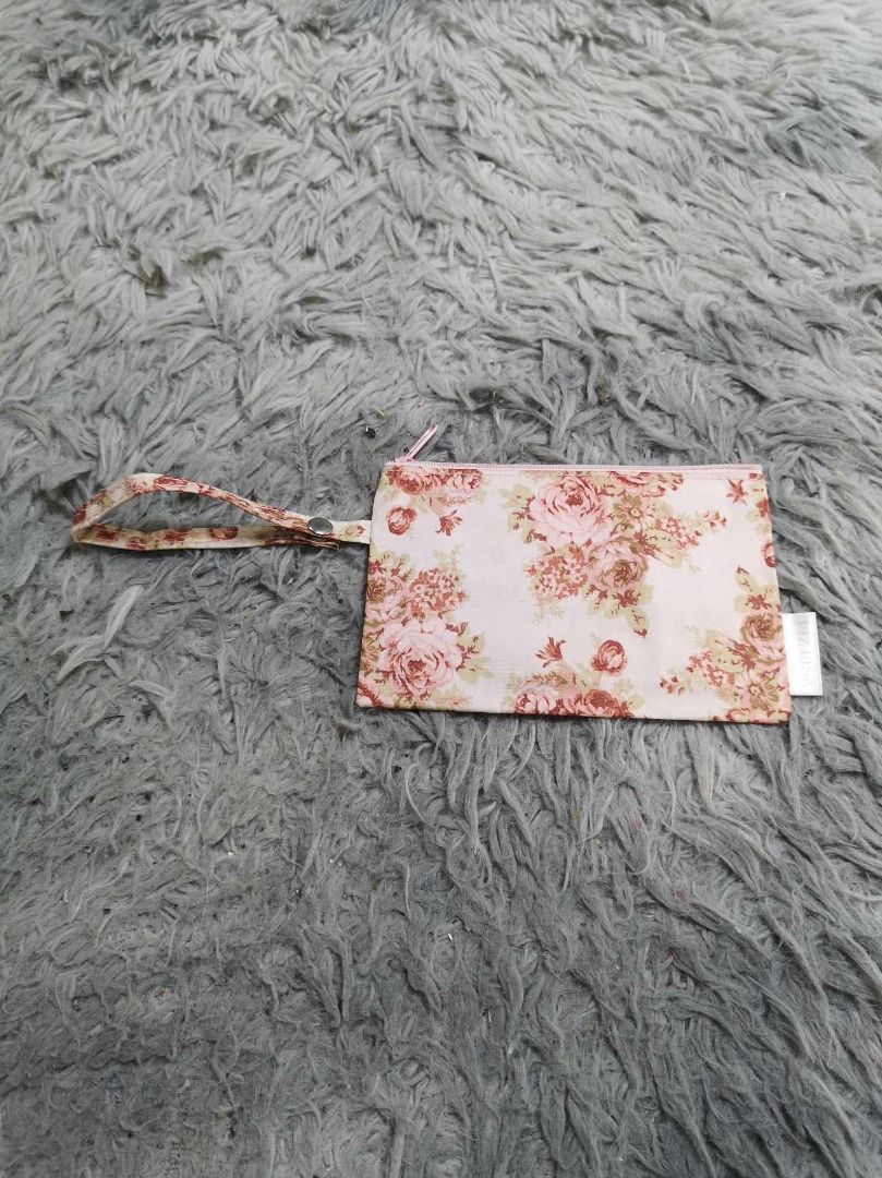 Vintage Style Floral Pattern Wristlet (Category: Wallets & Card holders) located in Santa Cruz. Submitted by jmy_surplus.2 (Listing ID 1462819365, Image 1). Description: Size ; L - 4.2 W - 6.2 Color ; Pink Type ; Wristlet Brand ; No brand Material ; Nylon Style ; Floral Zipper Closure Wristlet LR 129 JMY 3 Batch #223.